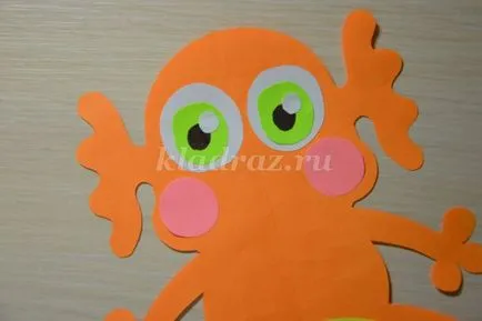 Vicces, papírból készült cikkek a kezével a Űrhajózási napja sablonok általános iskolások