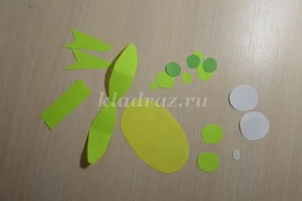 Vicces, papírból készült cikkek a kezével a Űrhajózási napja sablonok általános iskolások