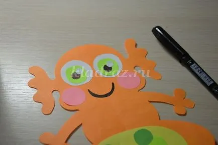 Vicces, papírból készült cikkek a kezével a Űrhajózási napja sablonok általános iskolások