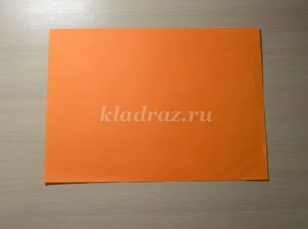 Vicces, papírból készült cikkek a kezével a Űrhajózási napja sablonok általános iskolások