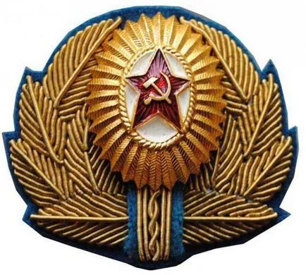 Katonai sapka kezével