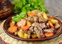 Sült csirke burgonyával egy bankot recept egy fotó