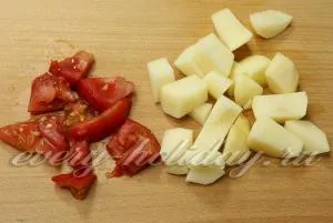 Sült csirke burgonyával egy bankot recept egy fotó