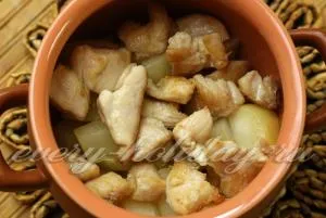 Sült csirke burgonyával egy bankot recept egy fotó