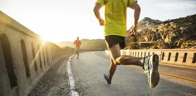 Reggeli előtt vagy után a reggeli torna, jogging fitvid (reggeli előtt vagy után a reggeli futás) Reggeli előtt vagy után a reggeli torna, jogging fitvid