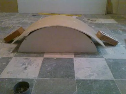 Arch a lakásban kezével