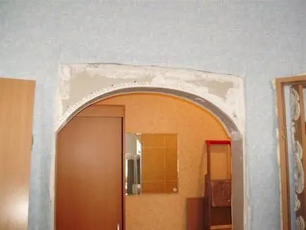 Arch a lakásban kezével