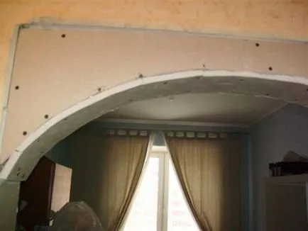 Arch a lakásban kezével