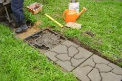 Útburkoló kövek a kezüket, hogyan lehet a legjobban, rendszerek, formák (videó)