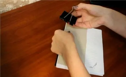 Jegyzettömb a kezüket tól Z-ig