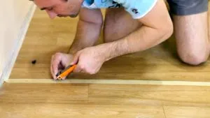 A ragasztás linóleum és hogyan kell csinálni rendesen, videokalauzban