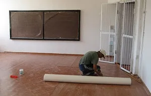 A linóleum ragasztott a linóleum csináljuk, hogy milyen anyagot használnak, az eljárás munkák