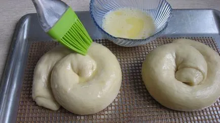 A zsír pogácsákat kell sütött a rózsás sütés után, vagy a tojássárgája fehérje, akár (pogácsákat) szükségessége Az olajozott pogácsa, hogy már sütött olyan rózsás a sütés után, a fehérjét, tojássárgája, ha szükséges
