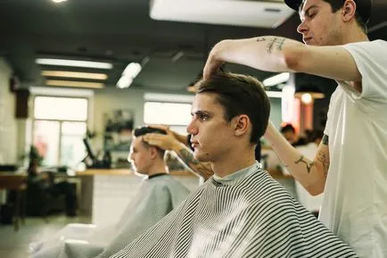 Chop-vágja, mint a korábbi szerkesztők GQ és lyukasztó eszköz bevezetése Magyarországon divat Barbershop (karaj-karaj) KMOP-karaj mindkét korábbi szerkesztők GQ és Tattooist Magyarországon bevezette a divat Fodrászati