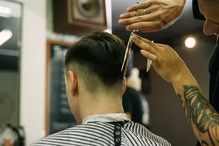 KMOP-vágja, mint a korábbi szerkesztők GQ és lyukasztó eszköz bevezetése Magyarországon divat Barbershop (Magyarország) KMOP-karaj mindkét korábbi szerkesztők GQ és Tattooist Magyarországon bevezette a divat Fodrászati