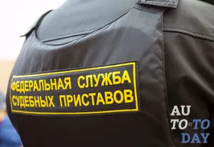Mi van, ha a rendőr letartóztatta egy autó