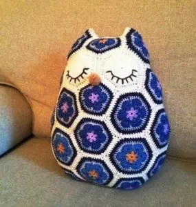 Párnák baglyok a kezüket