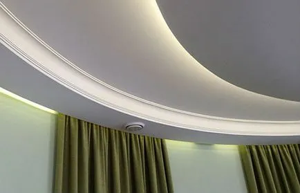 Hogyan lehet elrejteni a mennyezeten párkány