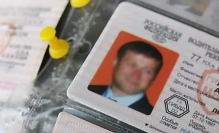 Milyen értékeket kell a címkét a vezető az autó jobb, bal közlekedési rendőrség (a vezető) Milyen értékeket kell a címkét a vezető az autó jobbra, balra a közlekedési rendőrök