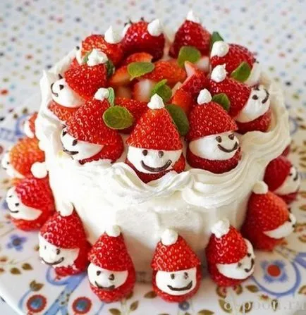 Milyen szépen díszíteni egy tortát otthon gyümölcs, öntött krém