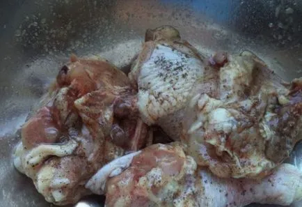 Hogyan megsütjük a combokat egy serpenyőben egy arany héja