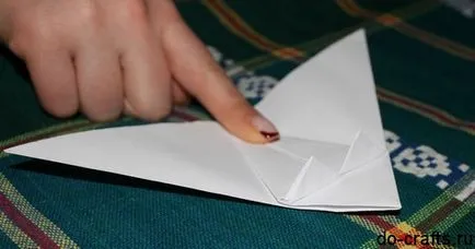 Hogyan készítsünk egy béka kifogyott a papír meg a kezét, lépésről lépésre