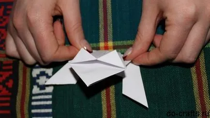 Hogyan készítsünk egy béka kifogyott a papír meg a kezét, lépésről lépésre
