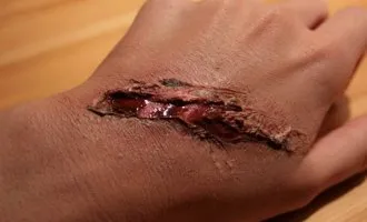 Mi a különbség a hegek az arcán a Halloween otthon (do) Mi a különbség a hegek az arcán a Halloween otthon