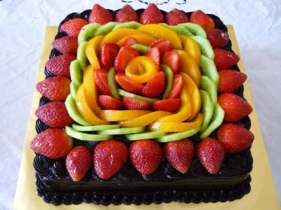Hogyan díszíteni a torta gyümölcs simpatishnenko és egyszerű (hogyan díszítik a gyümölcstorta) Hogyan díszíteni a tortát, és gyümölcsöt simpatishnenko prostenko