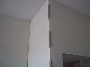 Hogyan igazítsa a sarokban a fal perforált alatti terület a tapasz a szobában (a falak) Hogyan, hogy összehangolják a sarokban a fal perforált terület a vakolat alatt a szobában