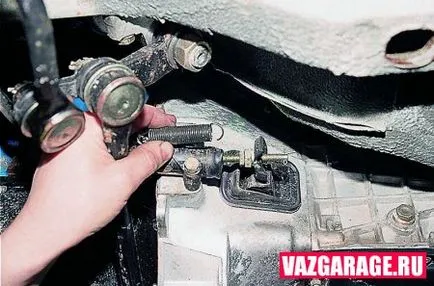 Hogyan cserélje ki a tengelykapcsoló működtető henger VAZ-2106