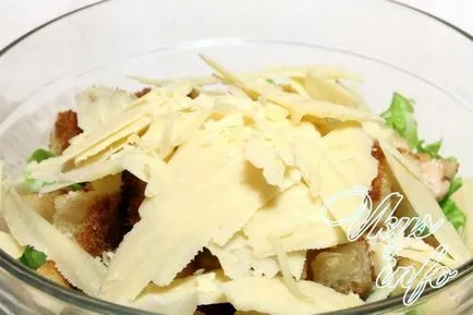 Klasszikus saláta - Caesar - csirkével és keksz recept fényképpel (csirke parmezános Cézár saláta paradicsom kenyérkockákkal kenyérkockákkal) Klasszikus saláta - Caesar - csirkével és keksz recept egy fotó