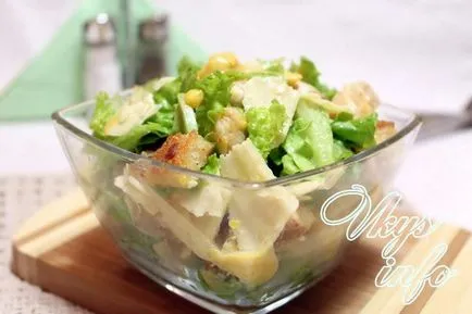 Klasszikus saláta - Caesar - csirkével és keksz recept fényképpel (klasszikus) Klasszikus saláta - Caesar - csirkével és keksz recept egy fotó