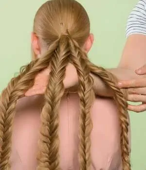 Gyönyörű zsinórra hosszú haját a kezével fotó tanulságok