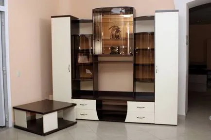 Szabadon álló bútorok a kezek dolgoznak lépések, anyagok