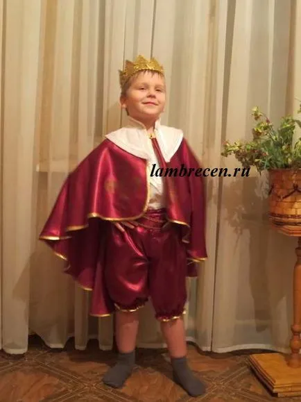 Suit herceg vagy király egy fiú kezét, függönyök, karnisok, lakástextíliák saját