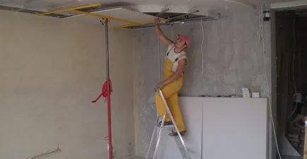 Gipszkartonlemezek a mennyezetre szerelhető egy, kösse kötőelemek és videó, a megfelelő összeszerelés és (plafon) Gipszkartonlemezek a mennyezetre szerelhető egy, kösse kötőelemek és videó, a helyes szerelési és
