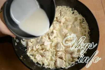 Csirke tejszínes mártással egy serpenyőben recept egy fotó