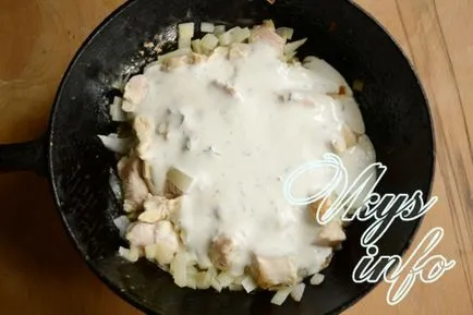 Csirke tejszínes mártással egy serpenyőben recept egy fotó