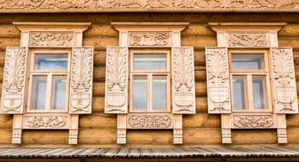 Vágja az ablakon egy fából készült ház homlokzat dekoráció