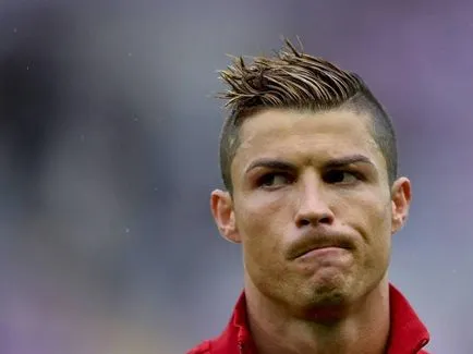 Áttekintés frizurák Cristiano Ronaldo 2014-ben és 2015-ben (Cristiano) Áttekintés frizurák Cristiano Ronaldo 2014-ben és 2015-ben
