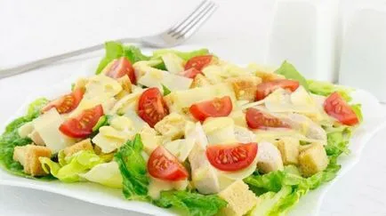 Saláta - Caesar - koktélparadicsommal - a klasszikus az asztalon