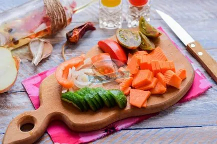 Saláta uborka, paradicsom és a sárgarépa „Moszkva” a télen egy lépésről lépésre recept fotók (saláta) Saláta uborka, paradicsom és a sárgarépa „Moszkva” a tél egy lépésről lépésre recept fotók