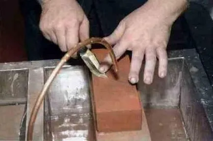 Vadászkés kezével