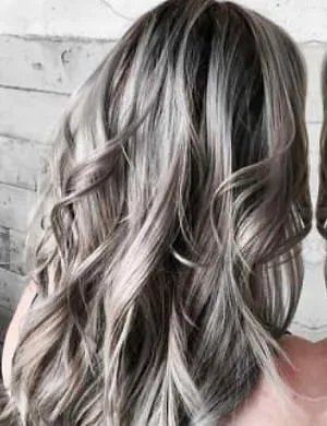Hamuszürke haja színe kiemeli, fotók és érdekelt, hairfox