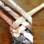 Weaving lapos zsinórra újságból tubulusokba gyakorlati Crafts selejt anyagokból