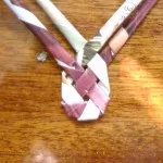 Weaving lapos zsinórra újságból tubulusokba gyakorlati Crafts selejt anyagokból