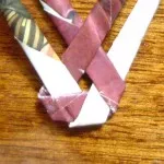 Weaving lapos zsinórra újságból tubulusokba gyakorlati Crafts selejt anyagokból