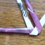 Weaving lapos zsinórra újságból tubulusokba gyakorlati Crafts selejt anyagokból