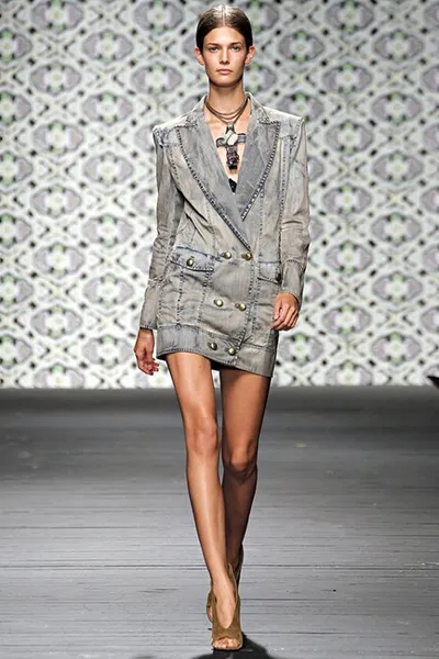 Dress-kabát - látványos ruhát, ami gerjeszti egynél több csoportban (gerjeszti) Dress-kabát - látványos ruhát, ami gerjeszti egynél több csoportban